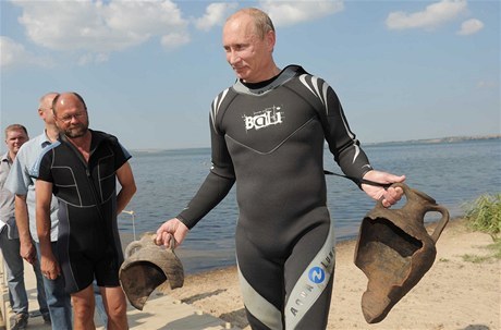 Putin archeolog lovi z more staroveke amfory.jpg